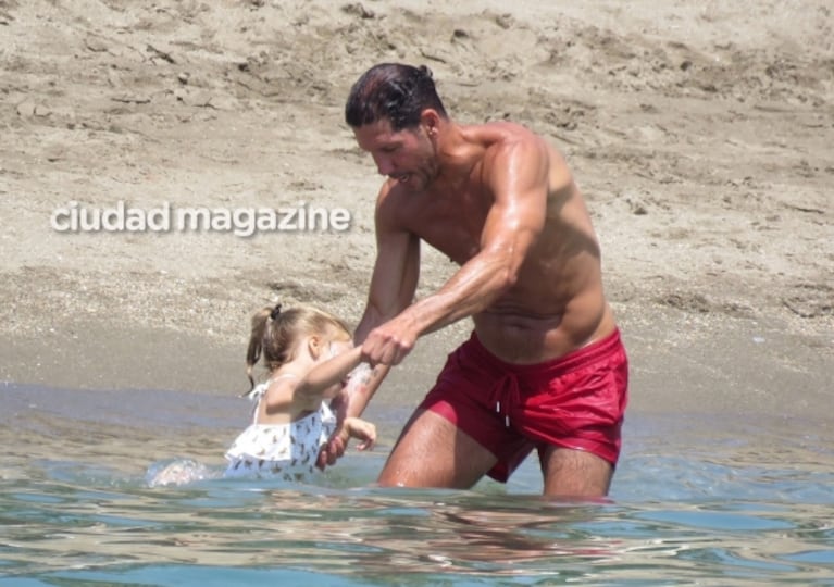 El Cholo Simeone lució su lomazo durante sus vacaciones familiares con Carla Pereyra en Marbella