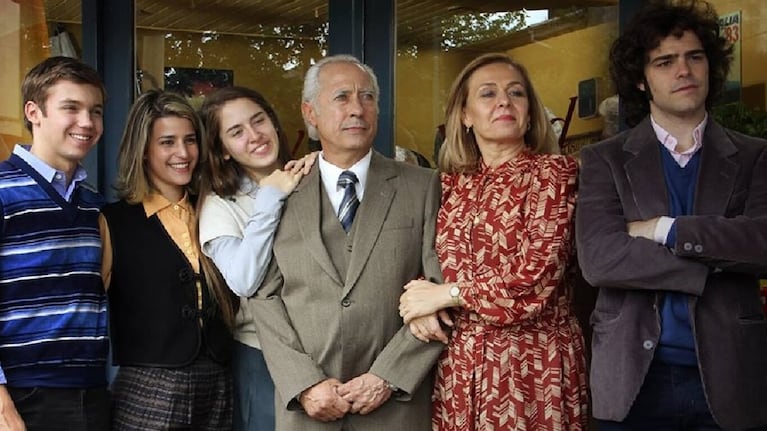 El clan cuenta con un gran elenco, que acompañan a Francella y Lanzani.