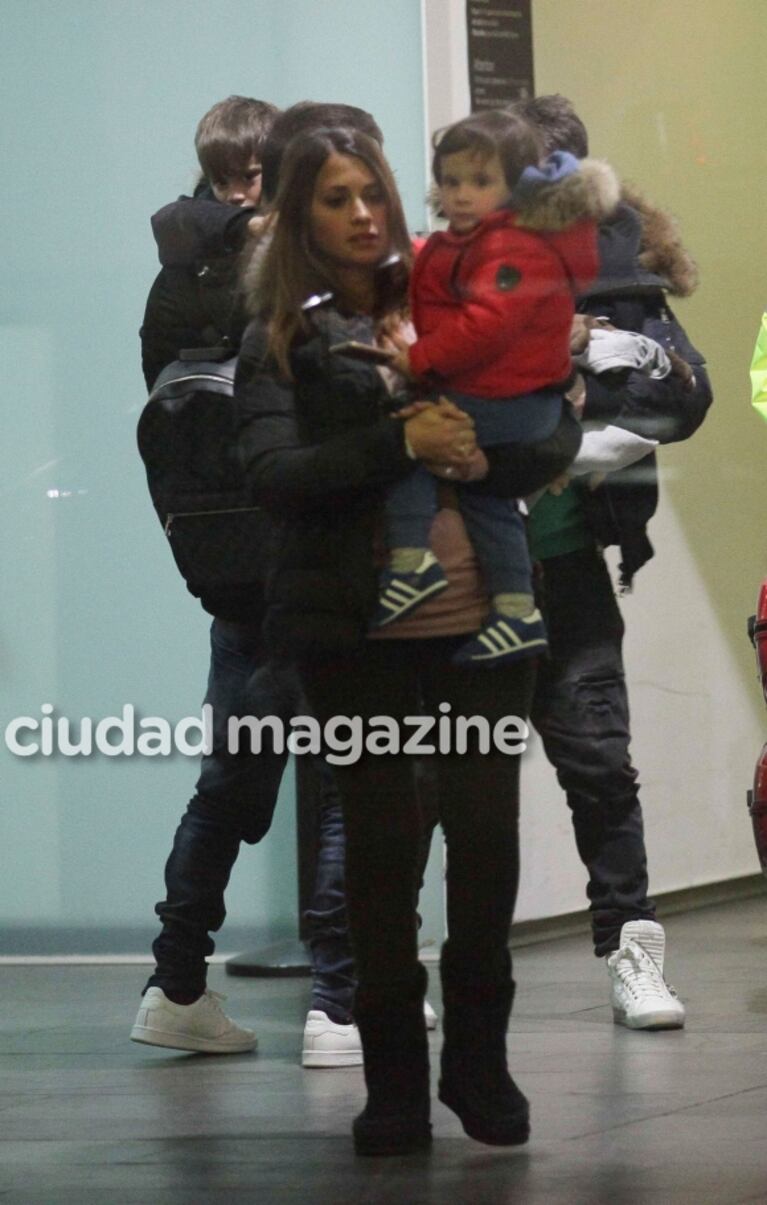 ¡El clan Messi a pleno! Antonela Roccuzzo dejó ver su pancita de seis meses, al regresar a Barcelona junto a Leo y sus hijos