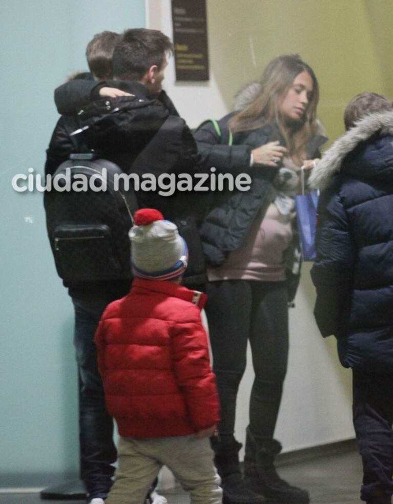 ¡El clan Messi a pleno! Antonela Roccuzzo dejó ver su pancita de seis meses, al regresar a Barcelona junto a Leo y sus hijos