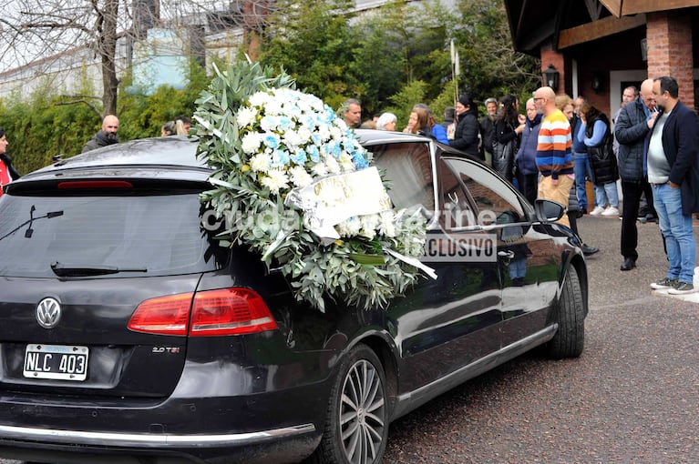 El coche fúnebre llegó con el ataúd de Alberto (Foto: Movilpress)