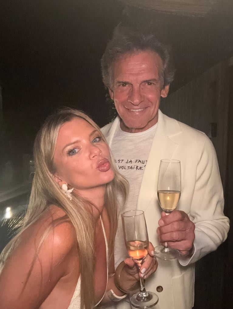  El conductor y la abogada, cómplices y de perfil bajo, compartieron un brindis en una de sus salidas.
Fuente: Instagram