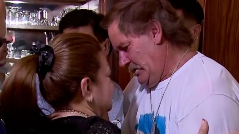 El conmovedor abrazo de la mamá de Fernando Báez Sosa con el abuelo de Lucio Dupuy en los tribunales de Dolores