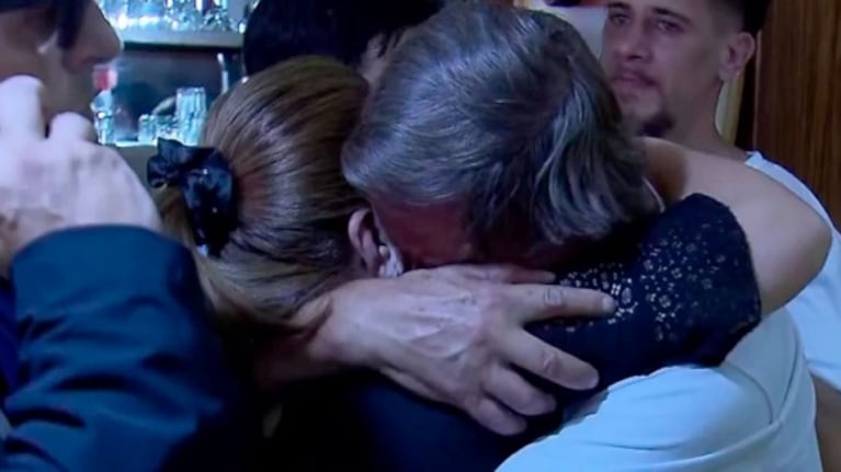 El conmovedor abrazo de la mamá de Fernando Báez Sosa con el abuelo de Lucio Dupuy en los tribunales de Dolores