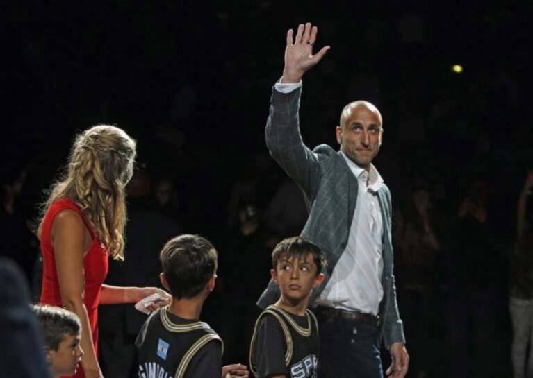 El conmovedor agradecimiento de Manu Ginóbili a su esposa, en el retiro de su camiseta: "Sé que te robé un montón de tiempo"