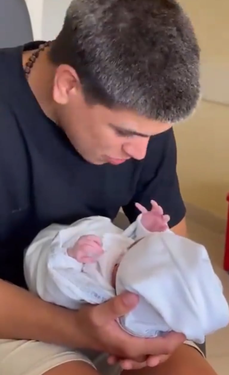 El conmovedor video de Thiago Medina jugando con una de sus gemelas recién nacidas 