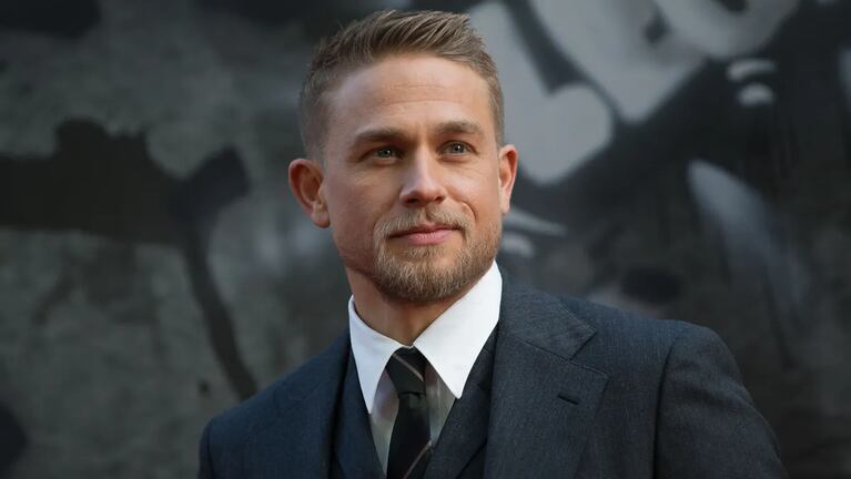 El creador de la saga “Monstruos” anunció una nueva temporada con Charlie Hunnam como protagonista