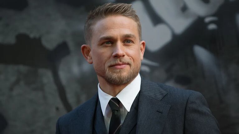 El creador de la saga “Monstruos” anunció una nueva temporada con Charlie Hunnam como protagonista