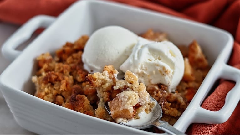 El Crumble de manzana se puede servir acompañado con helado. Foto: YouTube