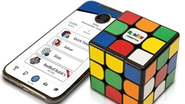 El cubo de Rubik inteligente que ayuda a resolverlo a través de una app.Foto:DPA. 