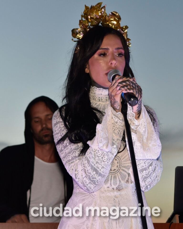 El debut como cantante de Cande Tinelli en Punta del Este ante 400 personas