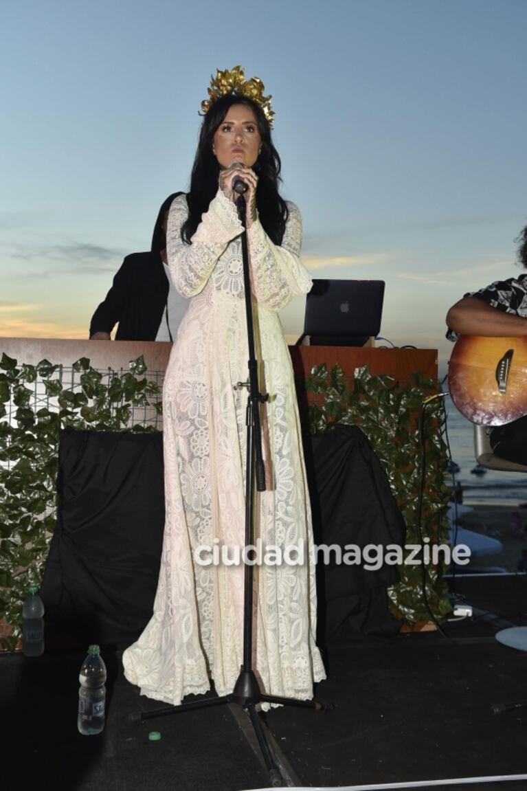 El debut como cantante de Cande Tinelli en Punta del Este ante 400 personas
