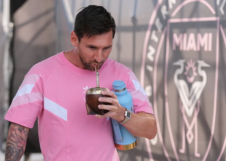 El delantero argentino Lionel Messi, del Inter Miami, llega al estadio para el partido contra el Galaxy de Los Ángeles, en un partido de la MLS realizado el sábado 16 de agosto de 2025 en Fort Lauderdale, Florida. (AP Foto/Lynne Sladky)