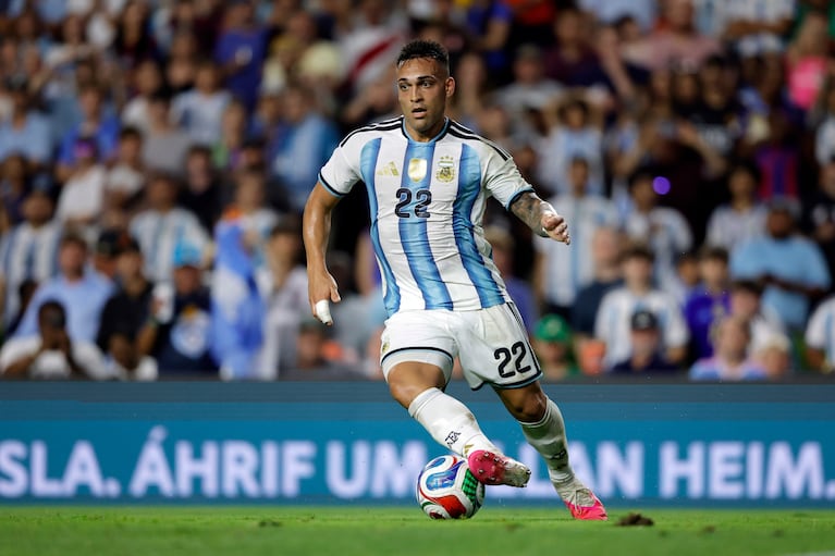 El delantero de Argentina, Lautaro Martínez, lleva la pelota durante un amistoso ante Islandia martes 9 de junio, 2026, en Auburn, Alabama. (AP Foto/Butch Dill)