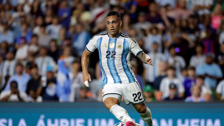 El delantero de Argentina, Lautaro Martínez, lleva la pelota durante un amistoso ante Islandia martes 9 de junio, 2026, en Auburn, Alabama. (AP Foto/Butch Dill)