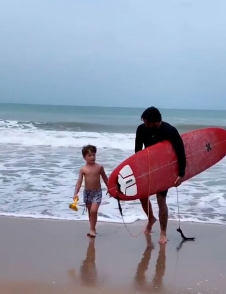 El día de playa y surf de Sabrina Rojas con Luciano Castro y su hijo en Mar del Plata: "Llena de amor"