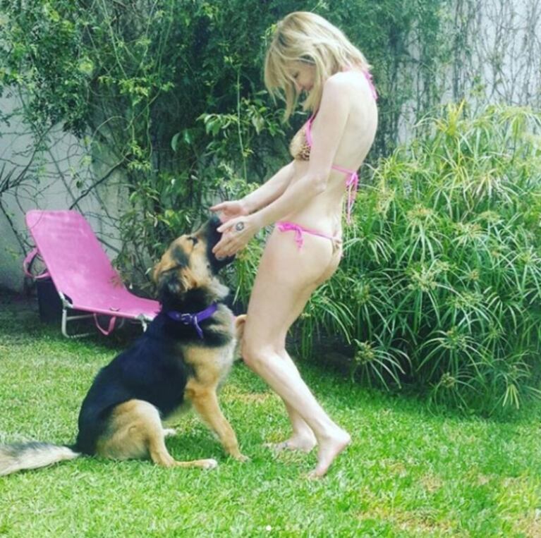 El día de relax y pileta de Inés Estévez, una diosa natural a los 52 años: "Estrenando bikini; perdón la blancura"