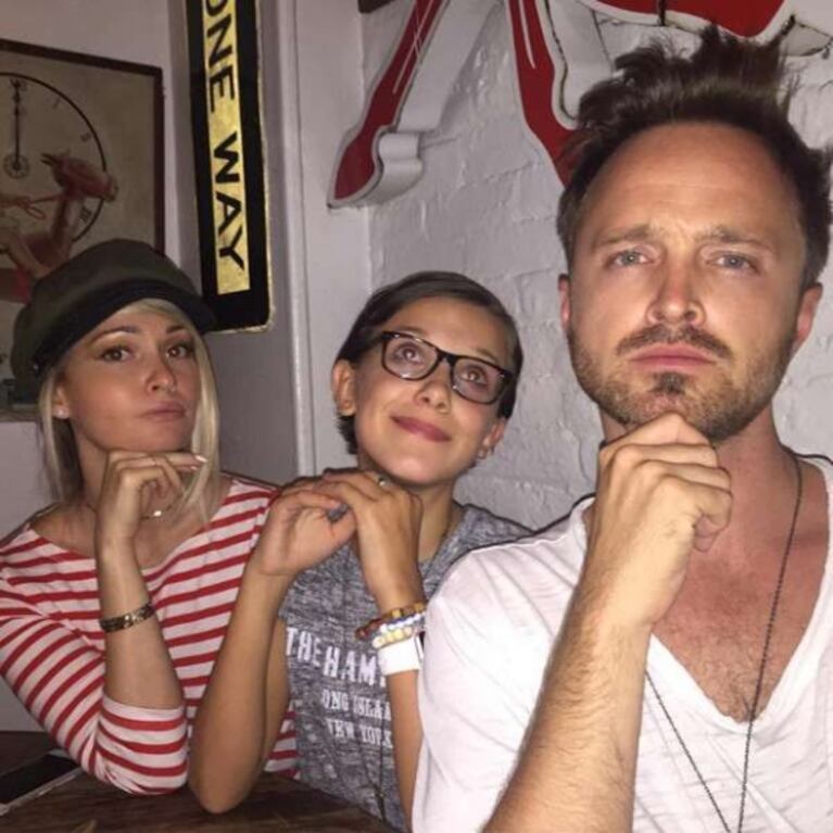 El día que Aaron Paul "adoptó" a Millie Bobby Brown