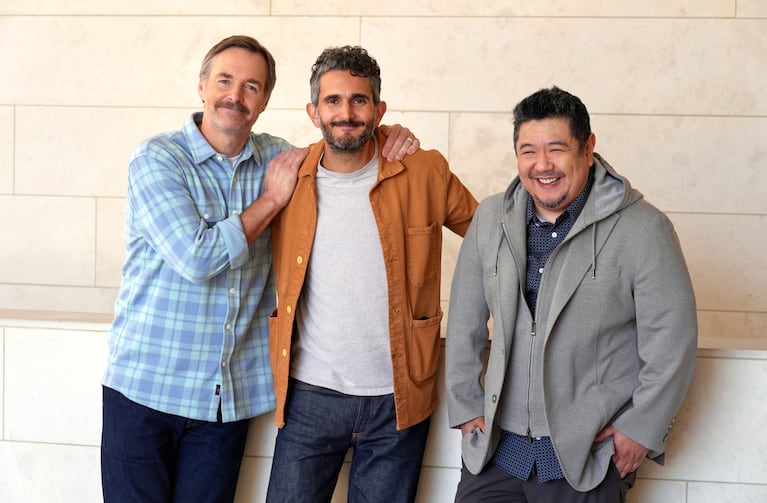 El director Dave Green, centro, posa para un retrato con Will Forte, izquierda, y Eric Bauza para promocionar la película "Coyote vs. Acme" el martes 9 de junio de 2026 en Los Ángeles. (Foto AP/Chris Pizzello)