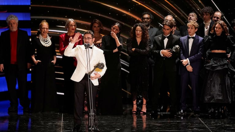 El director  Juan Antonio Bayona junto al reparto de la película recibiendo un premio Goya el 10 de febrero de 2024