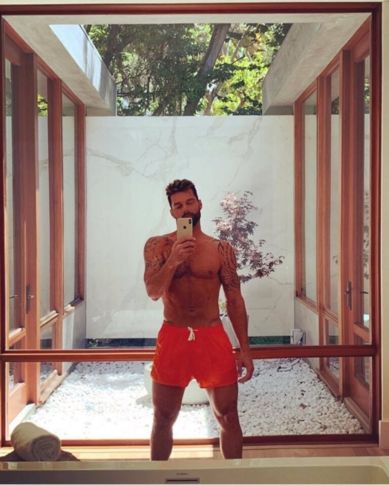 El divertido cruce de mensajes de Verónica Lozano y Ángel de Brito por la foto sexy de Ricky Martin