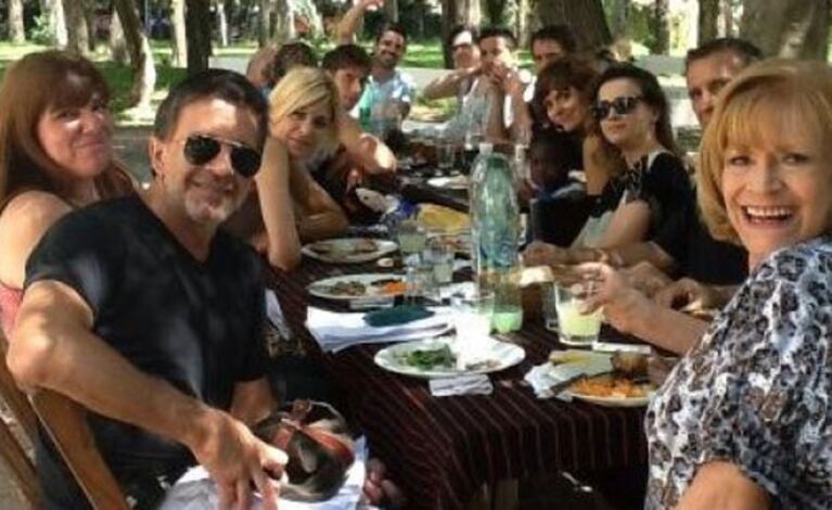 El divertido festejo de fin de año del elenco de Sos mi hombre. (Foto: twitter.com/paulagranica)