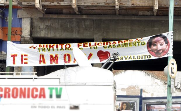 El divertido pasacalle que Osvaldito le dedicó a Nicolás Cabré. (Foto: Jennifer Rubio)