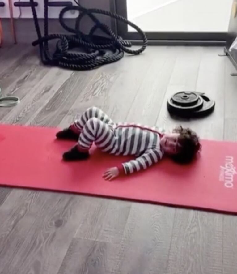 El divertido video de Ciro Messi haciendo abdominales como Lionel: "Papi, te toca a vos"