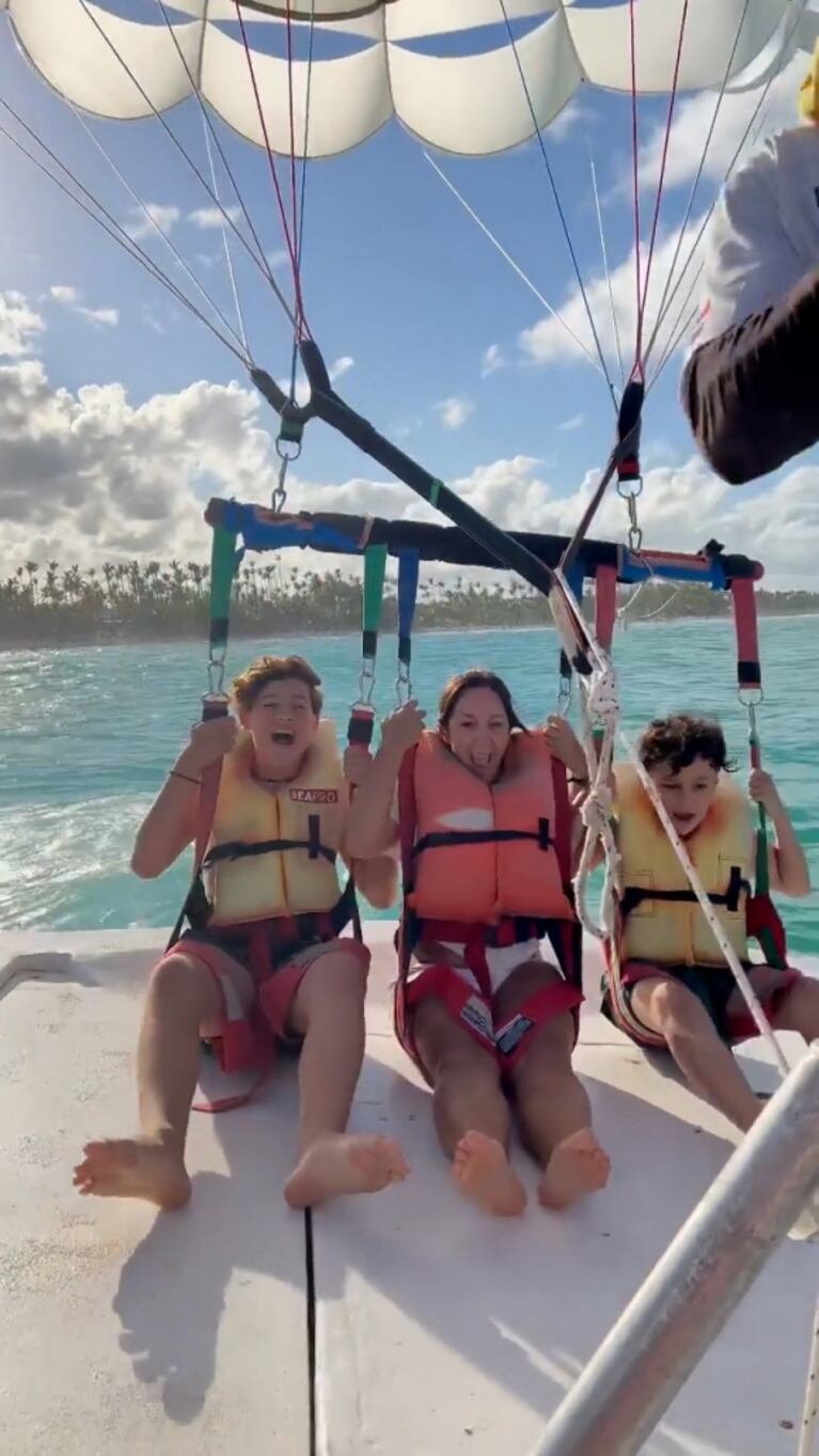 El divertido video de Pampita haciendo parasail con sus hijos y Roberto García Moritán en Punta Cana 