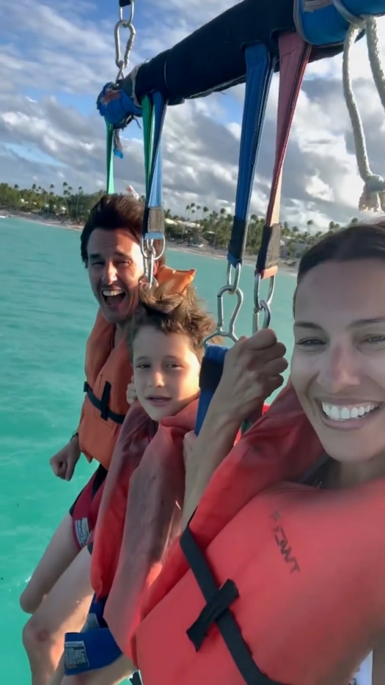 El divertido video de Pampita haciendo parasail con sus hijos y Roberto García Moritán en Punta Cana 