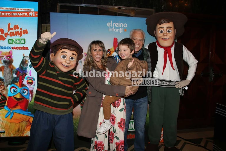 El Doctor Alberto Cormillot con Estefanía Pasquini y el pequeño Emilio (Foto: Movilpress)