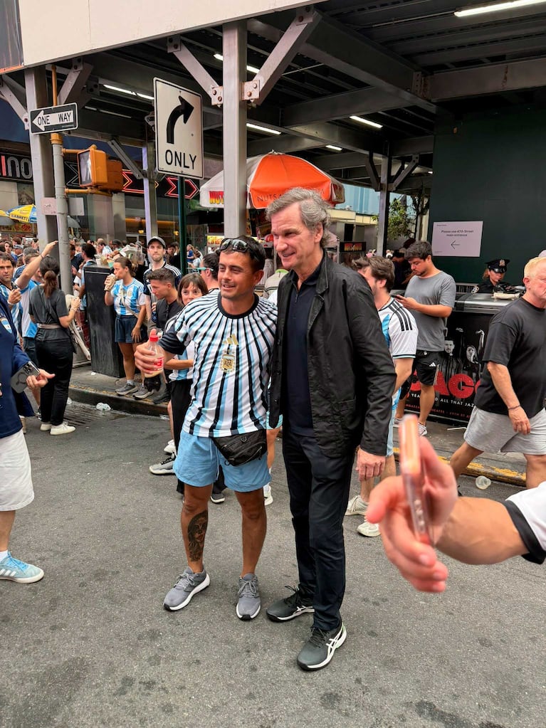 El doctor Conrado Estol con los hinchas