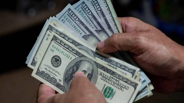 El dólar blue se dispara a 177 pesos