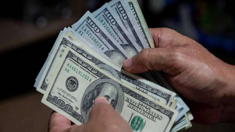 El dólar blue subió a 179 pesos