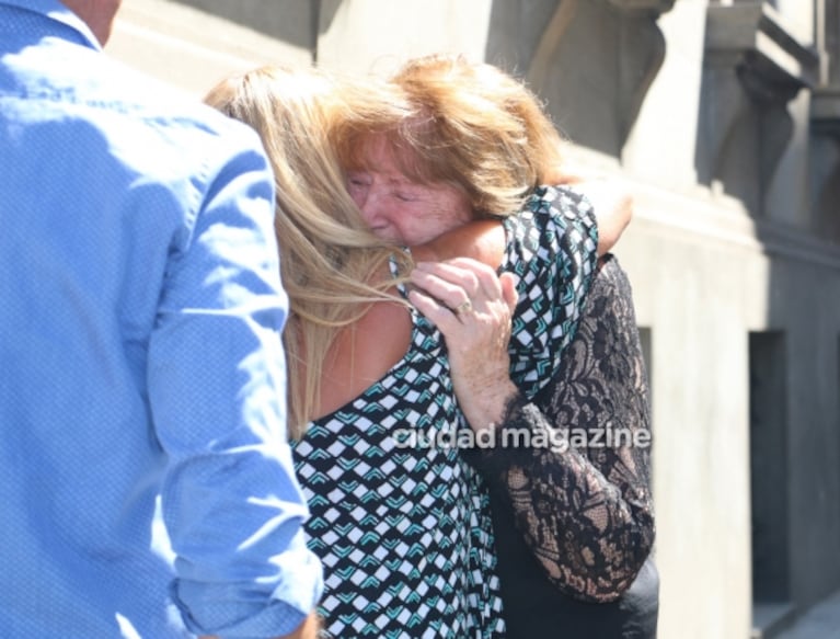 El dolor de la mamá de Débora Pérez Volpin en el último adiós a su hija en la Legislatura porteña