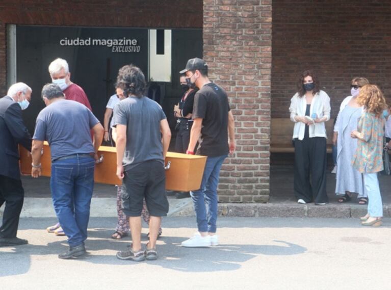 El dolor de Nacha Guevara en la despedida a su madre en el cementerio de la Chacarita