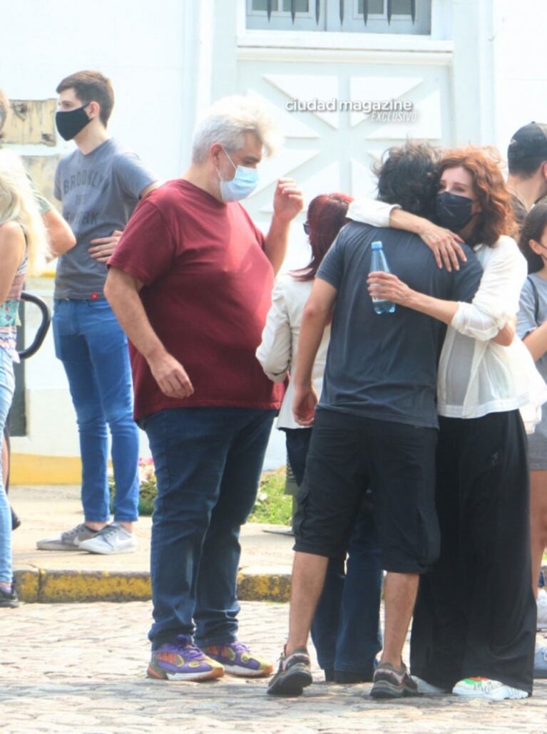 El dolor de Nacha Guevara en la despedida a su madre en el cementerio de la Chacarita