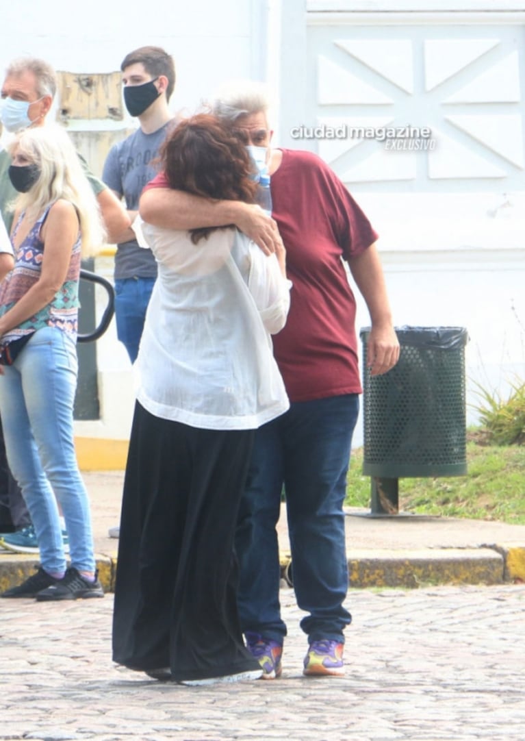 El dolor de Nacha Guevara en la despedida a su madre en el cementerio de la Chacarita