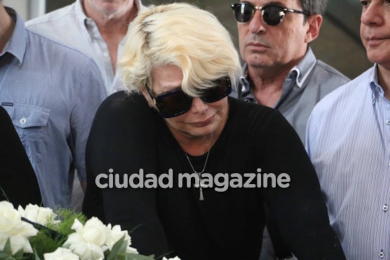 El doloroso último adiós de Carmen Barbieri a su madre, Ana Caputo, en el cementerio de la Chacarita 