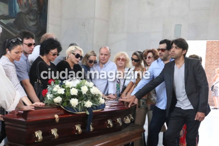 El doloroso último adiós de Carmen Barbieri a su madre, Ana Caputo, en el cementerio de la Chacarita 