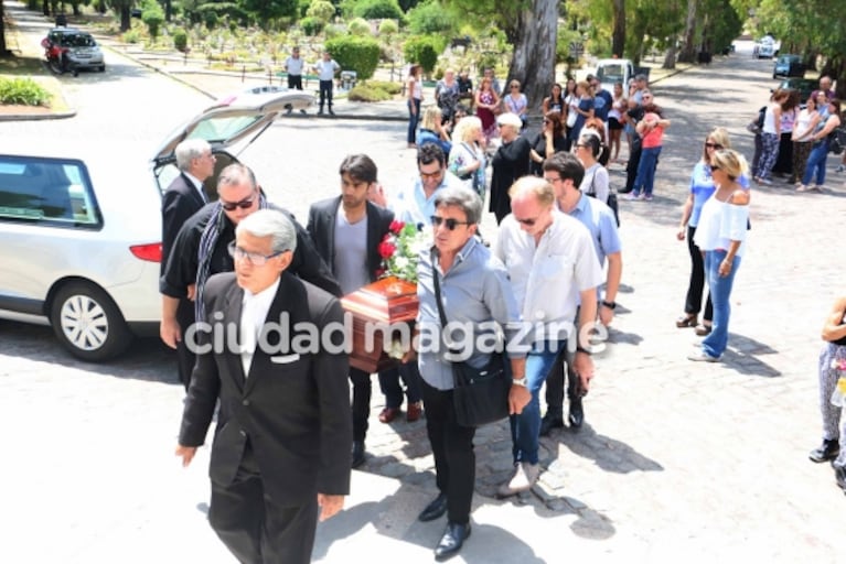 El doloroso último adiós de Carmen Barbieri a su madre, Ana Caputo, en el cementerio de la Chacarita 