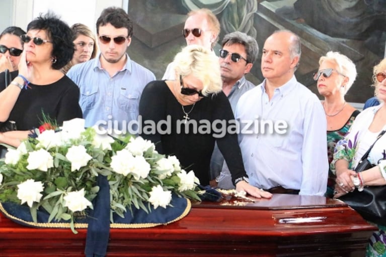 El doloroso último adiós de Carmen Barbieri a su madre, Ana Caputo, en el cementerio de la Chacarita 