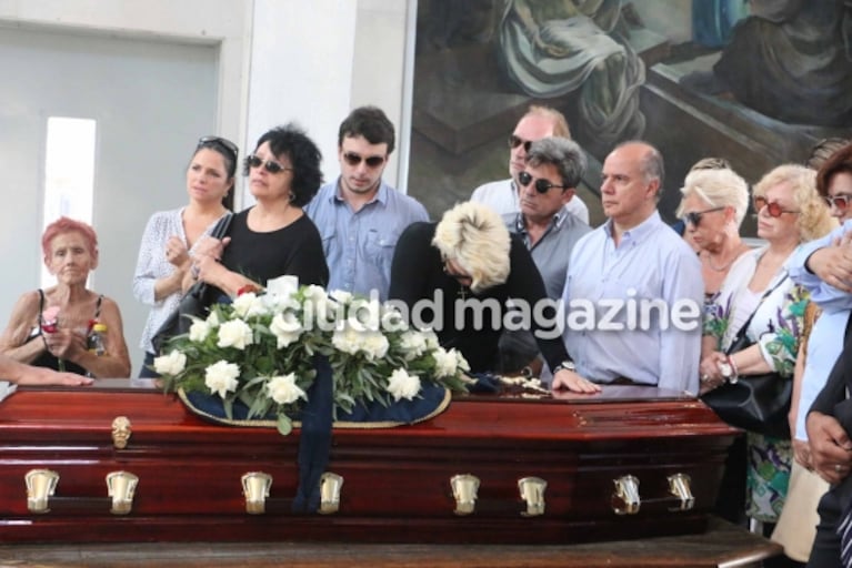 El doloroso último adiós de Carmen Barbieri a su madre, Ana Caputo, en el cementerio de la Chacarita 