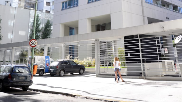 El edificio de Uriarte al 2300 donde se suicidió Fabián Rodríguez. Allí están las oficinas de Jaz Producciones. Rafael Cúneo Libarona, abogado de Fabián Rodríguez, al llegar a la Comisaría 23 del barrio de Palermo. (Foto: Jennifer Rubio - Ciudad.com)