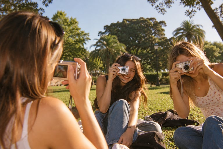 El efecto nostalgia de los 2000: por qué vuelven a fascinarnos las fotos con estética retro