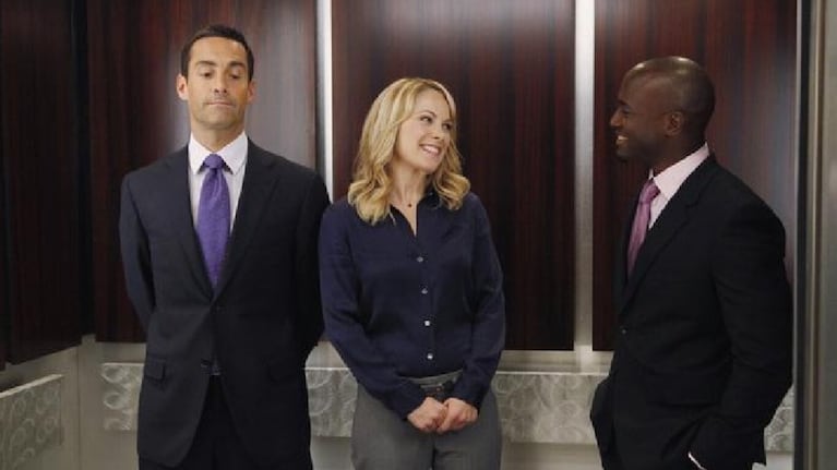 El elenco, con Jay Harrington a la cabeza, le aporta frescura a esta serie icónica.