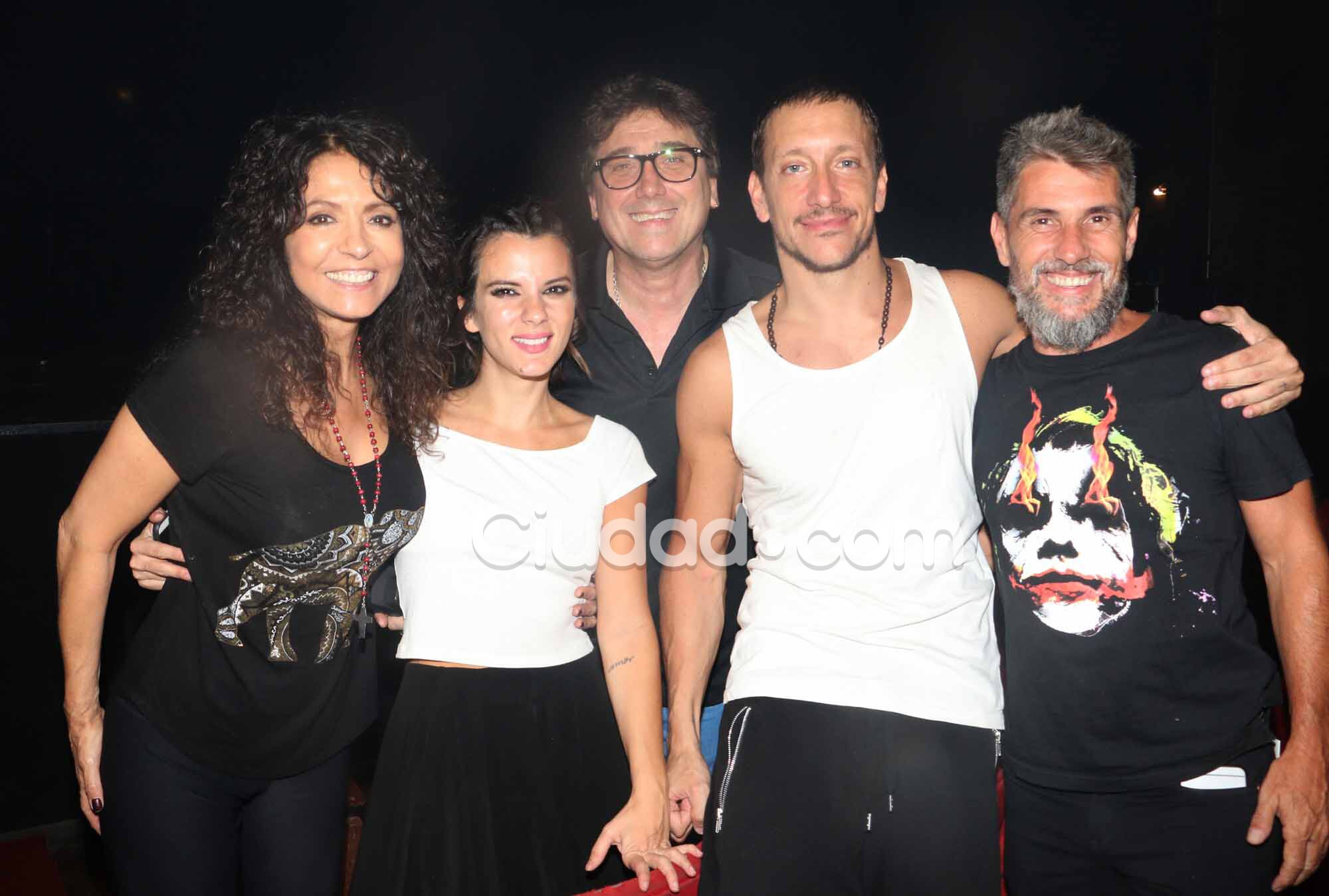 El elenco de El otro lado de la cama, con sus invitados. Foto: Movilpress-Ciudad.com.