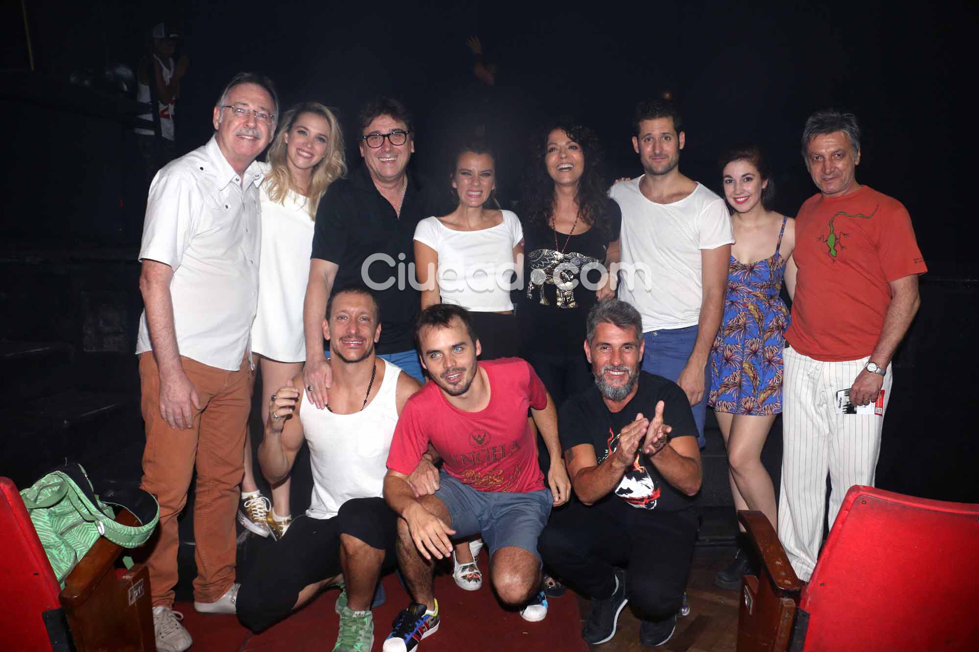 El elenco de El otro lado de la cama, con sus invitados. Foto: Movilpress-Ciudad.com.