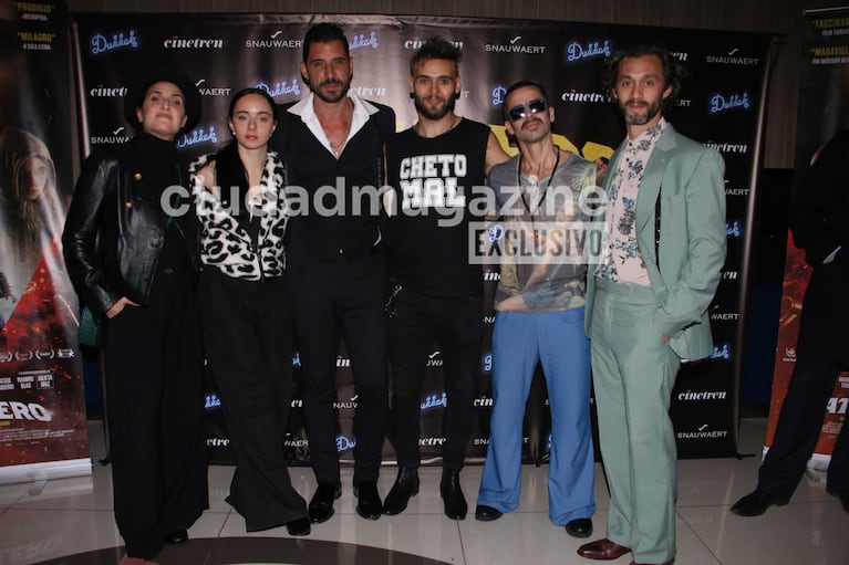 El elenco de Gatillero junto al director Cist Tapia Marchiori (Foto: Movilpress)