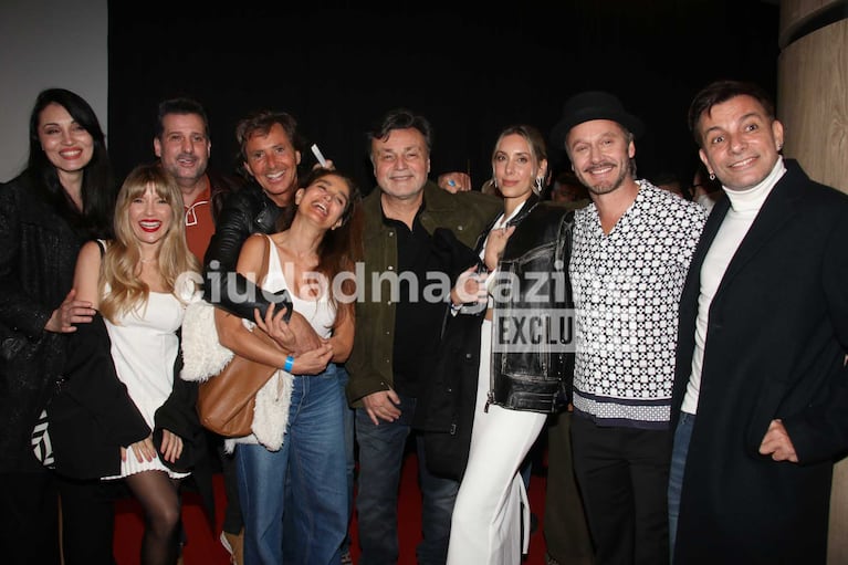 El elenco de La Cena de los Tontos con Benjamín Vicuña y su novia Anita (Foto: Movilpress)